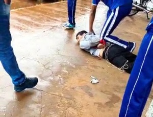 Estudiantes redujeron a un joven que intentó hurtar una bicicleta de un colegio - Radio Imperio