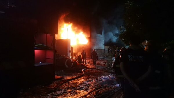 Padre herido e hija intubada tras incendio de depósito clandestino en Villa Elisa