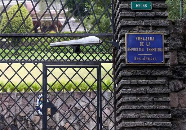 Ecuador expulsa al embajador de Argentina tras fuga de exministra a Venezuela - Mundo - ABC Color