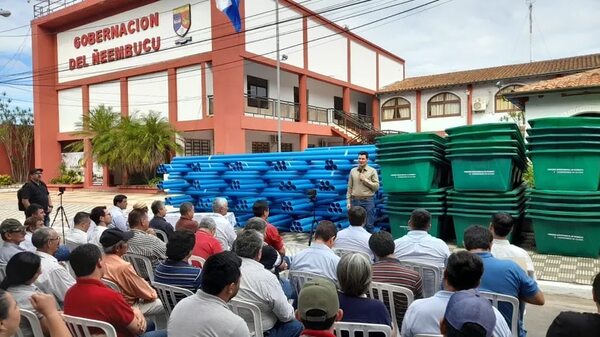 Entregan caños y bebederos a productores para mitigar la sequía - Nacionales - ABC Color