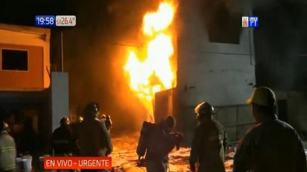 Descontrolado incendio afecta a depósito de combustibles en Villa Elisa - Noticias Paraguay