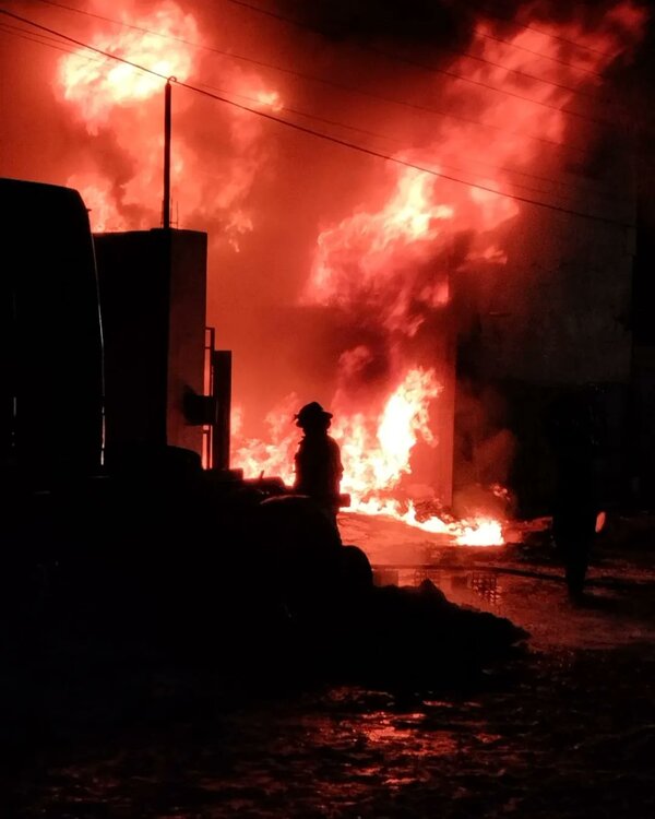 Diario HOY | Dos personas heridas tras incendio de depósito clandestino en Villa Elisa