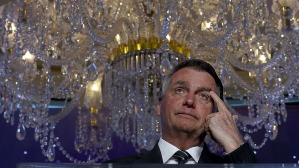 Bolsonaro pide que órgano fiscalizador custodie joyas recibidas de Arabia