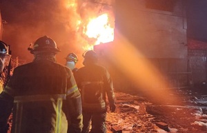 Voraz incendio deja dos personas heridas en Villa Elisa | 1000 Noticias