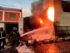 Incendio de depósito de combustible en Villa Elisa deja dos heridos · Radio Monumental 1080 AM