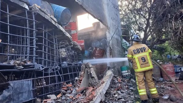 Video: se reaviva el fuego en depósito clandestino de Villa Elisa - Nacionales - ABC Color