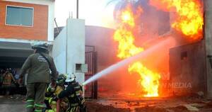 La Nación / Confirman dos heridos tras voraz incendio en depósito de Villa Elisa