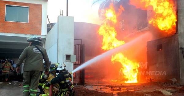 La Nación / Confirman dos heridos tras voraz incendio en depósito de Villa Elisa