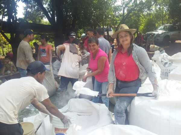 JUAN AFARA DONÓ CAL AGRÍCOLA A PEQUEÑOS PRODUCTORES DE OTAÑO - Itapúa Noticias