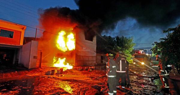 La Nación / Vecinos de Villa Elisa denuncian que hay depósitos clandestinos de combustible