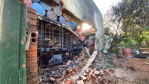 Se reavivó el fuego en depósito clandestino de combustibles en Villa Elisa