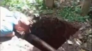 Limpiaba un patio y cayó a un pozo de 30 metros