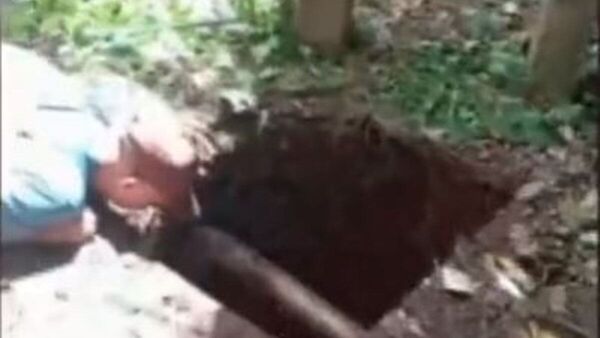 Limpiaba un patio y cayó a un pozo de 30 metros