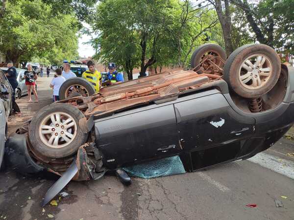 Conductor evitó atropellar a estudiantes, chocó contra autos estacionados y volcó