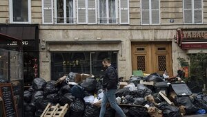 París recurre a empresas privadas para retirar toneladas de basura
