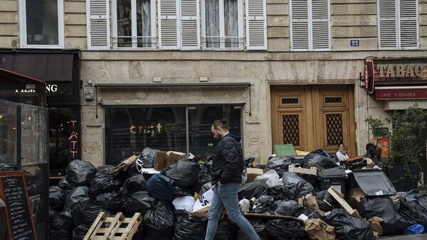 París recurre a empresas privadas para retirar toneladas de basura