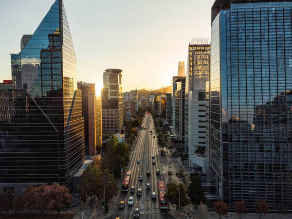 Latinoamérica reacciona con cautela ante la quiebra de bancos en EEUU - Revista PLUS