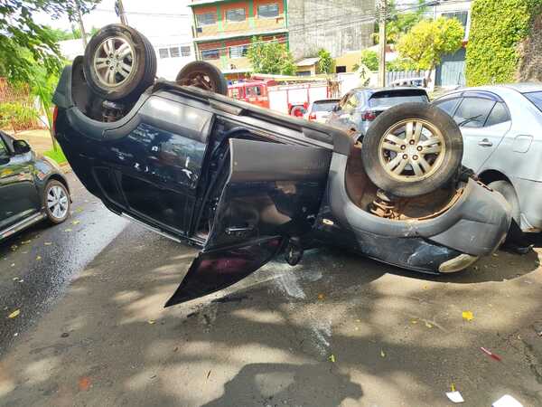 VEHÍCULO VOLCÓ DURANTE SINIESTRO VIAL EN PLENO CENTRO DE ENCARNACIÓN - Itapúa Noticias