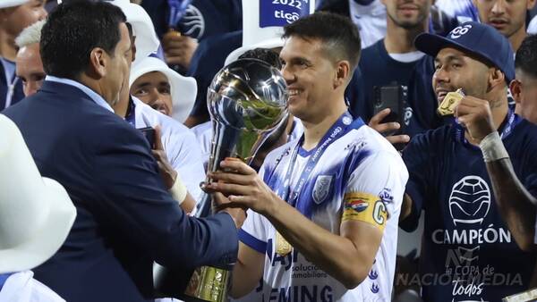 Revelan que Zeballos recibió "incentivo" para el equipo, pero ¡no pagó a sus compañeros!