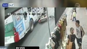 Motociclista se salvó de aparatoso accidente - Noticias Paraguay