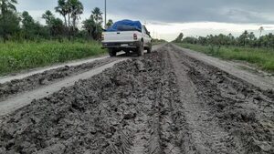 Continuas lluvias retrasan trabajos de reparación de caminos en Alto Paraguay - Noticias del Chaco - ABC Color