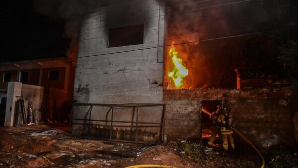 Incendio en Villa Elisa: Mujer está grave y su padre fuera de peligro