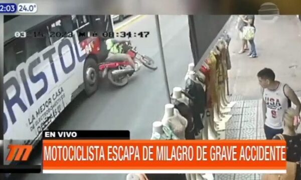 Motociclista escapa de milagro de grave accidente | Telefuturo