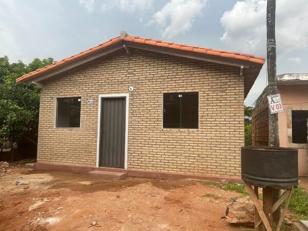 Más familias de Villa Elisa beneficiadas con viviendas del MUVH