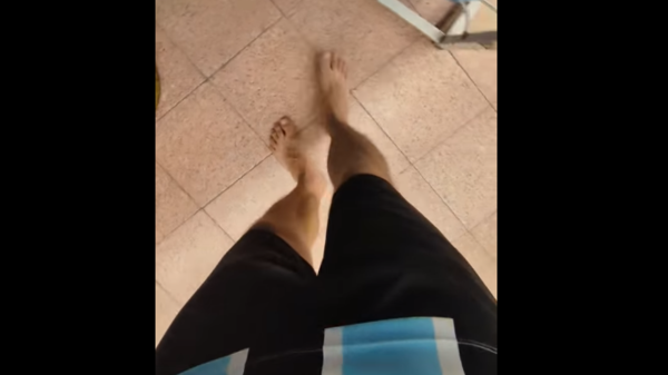 Músico denuncia que le prohibieron entrar al supermercado porque estaba descalzo