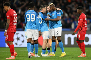 Versus / Napoli golea al Frankfurt y se mete a cuartos de Champions por primera vez en su historia