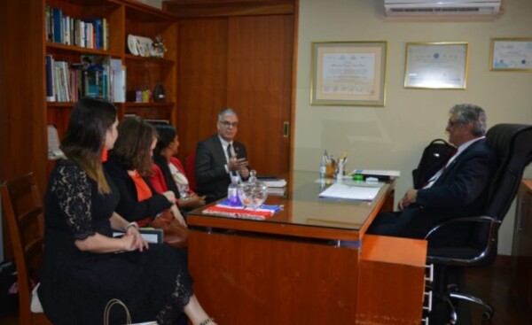 Embajador de los EE.UU. visita MKAC-UNE durante su recorrido