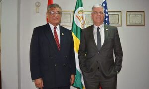 Embajador de los EE.UU. visita MKAC-UNE