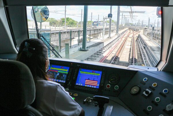 El Metro de Panamá conecta la capital con el aeropuerto internacional - MarketData
