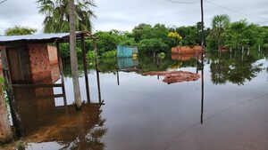 Treinta familias inundadas en el asentamiento Caacupemi