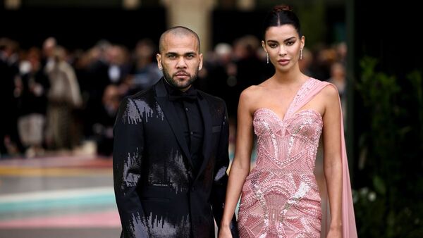 Esposa de Dani Alves anuncia divorcio tras el caso de agresión sexual