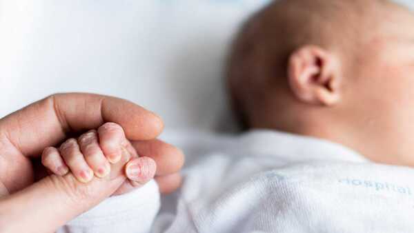 Bebé de 2 meses abandonado en el Hospital Regional ya cuenta con familia acogedora - Radio Imperio