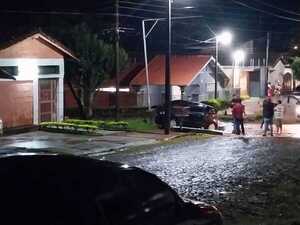 Tras persecución policial, sujetos armados en un vehículo chocan por una columna y huyen a pie - Radio Imperio
