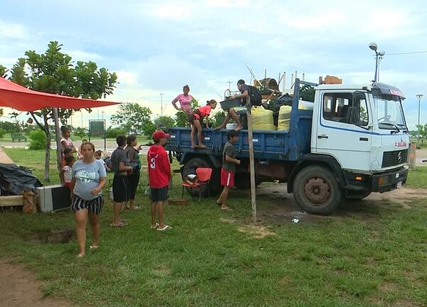 Pobladores de la Chacarita recurren a los albergues ante crecida del río - Nacionales - ABC Color