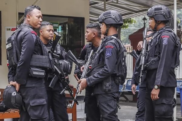 Indonesia condena a policía por negligencia en estampida que dejó 135 muertos - Mundo - ABC Color