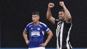 Paulinho y Hulk ponen a Mineiro en fase de grupos