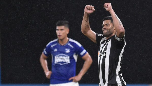 Paulinho y Hulk ponen a Mineiro en fase de grupos