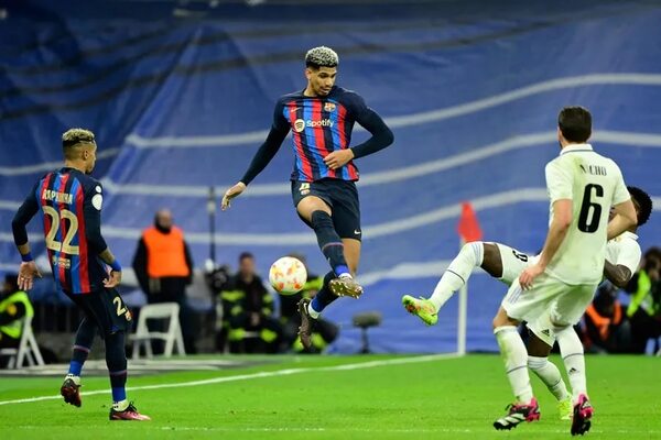 Barcelona-Real Madrid en un ’Clásico’ que puede valer una Liga - Fútbol - ABC Color