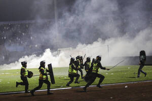 Diario HOY | Primera condena a policía por la tragedia en el estadio indonesio