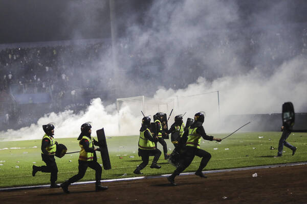 Diario HOY | Primera condena a policía por la tragedia en el estadio indonesio