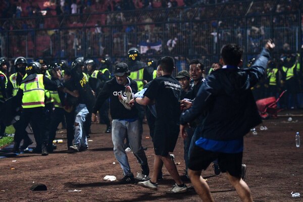 Versus / Policía indonesio condenado y encarcelado por tragedia que dejó 135 muertos en un estadio de fútbol