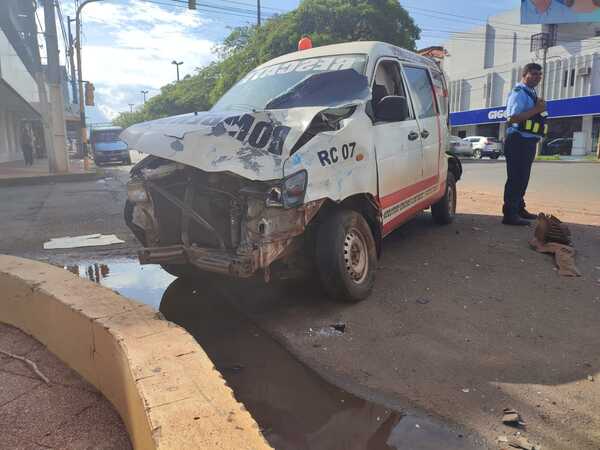Móvil de Bomberos involucrado en aparatoso accidente en el microcentro de Encarnación