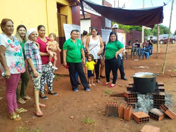 Manifestación de padres de escuela Rebeca Alen no llegó al MEC - Radio Imperio