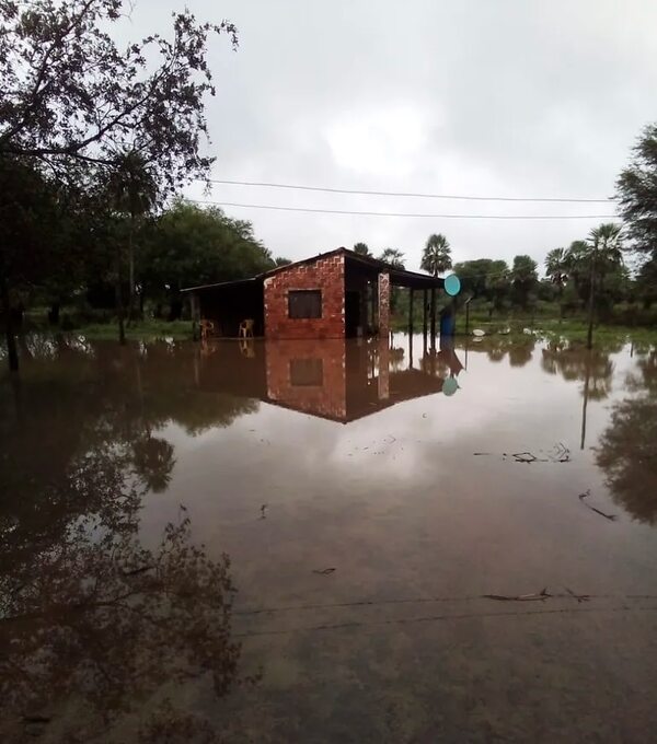 Tras 850 milímetros de lluvias, pobladores de Nueva Mestre claman por asistencia - Noticias del Chaco - ABC Color