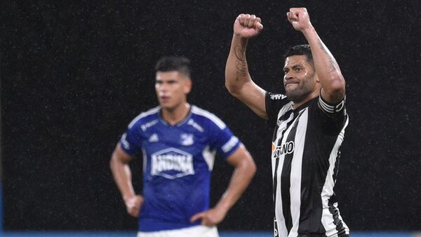 Paulinho y Hulk ponen a Mineiro en fase de grupos