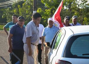 Exobreros de Itaipú cierran entrada del lado paraguayo de la represa - ABC en el Este - ABC Color